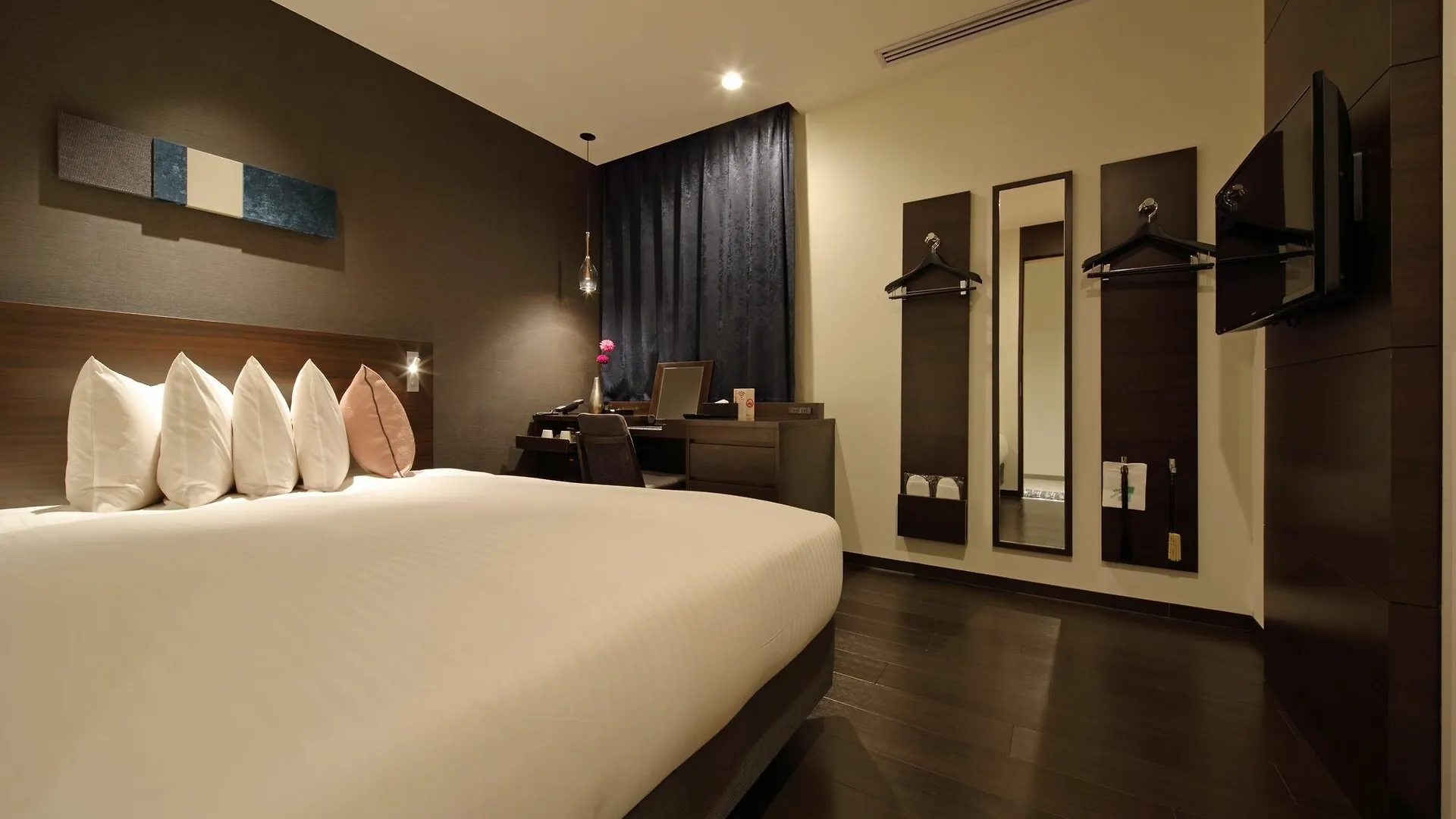 Red Roof Inn & Suites Osaka Namba Nipponbashi